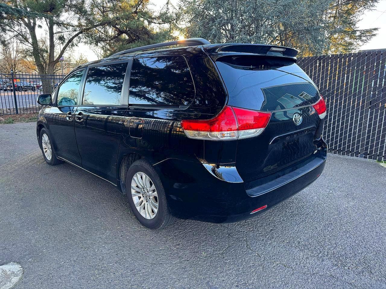 2014 Toyota Sienna Xle 8-Passenger - Фото 3