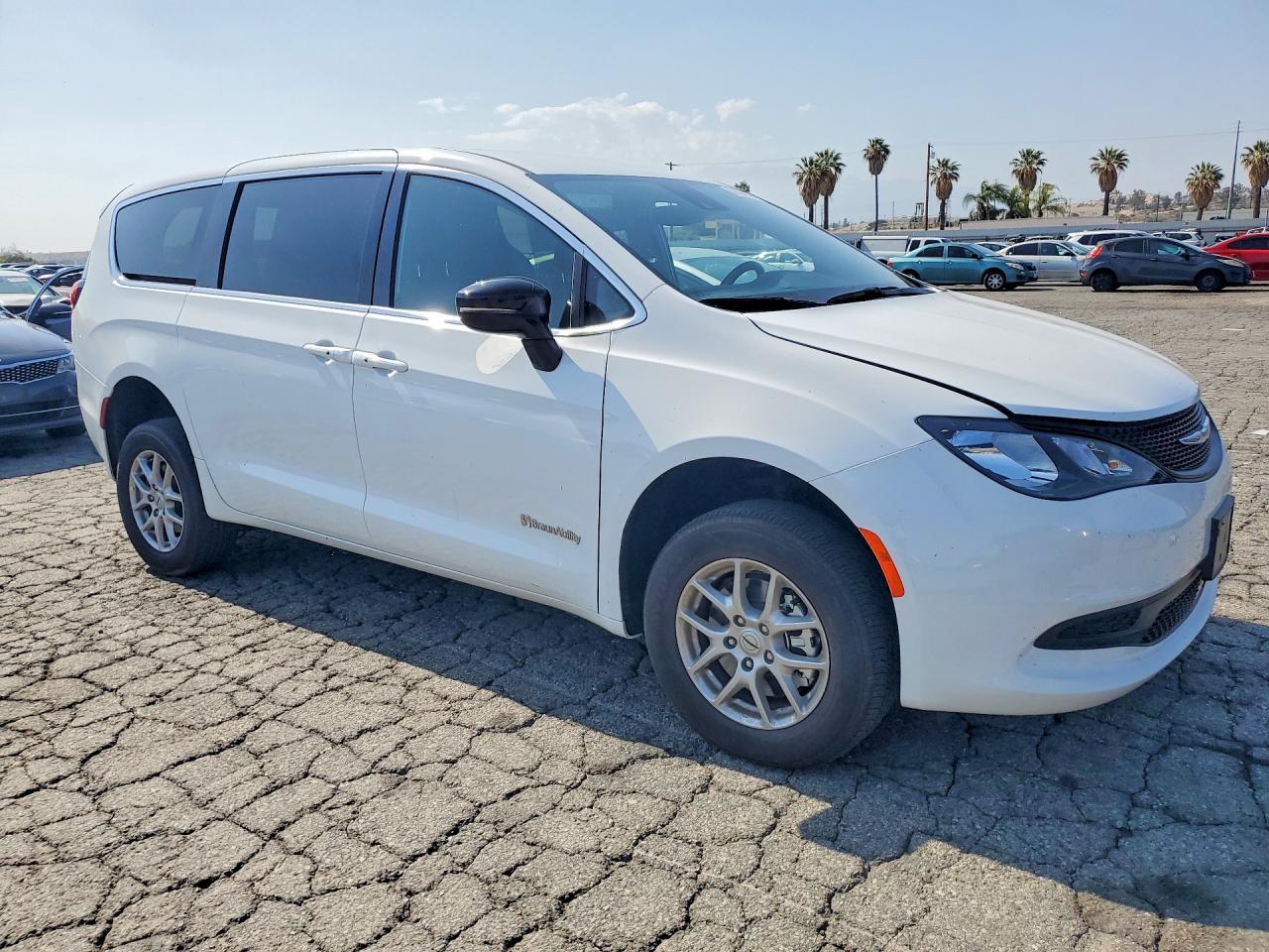 2025 Chrysler Voyager Lx - Фото 4