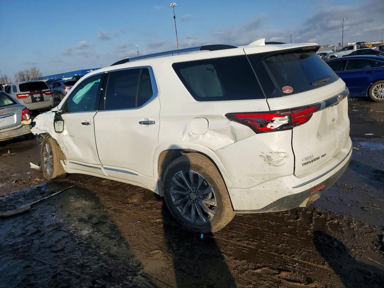 2022 Chevrolet Traverse Premier - Фото 2