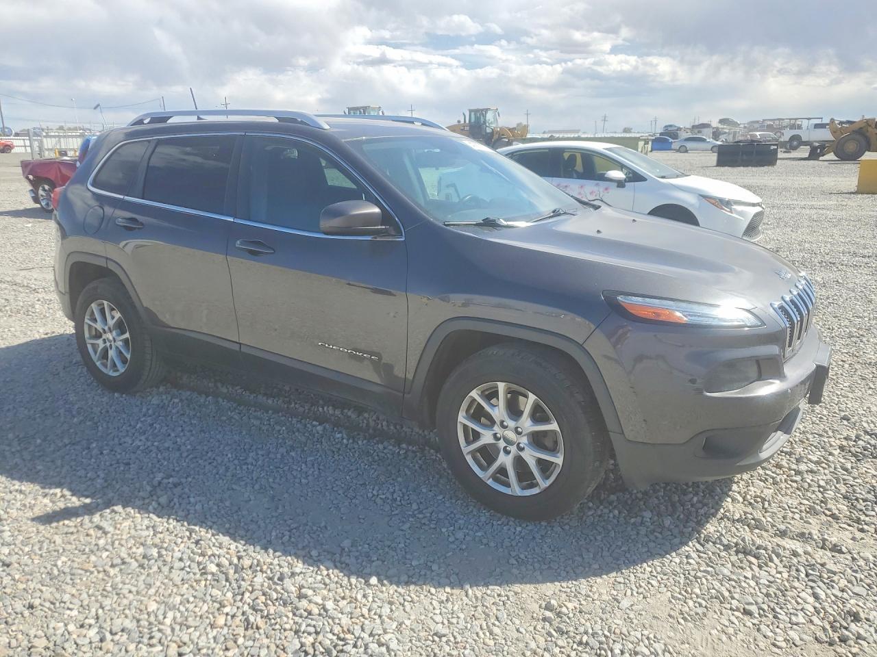 2016 Jeep Cherokee Latitude - Image 4