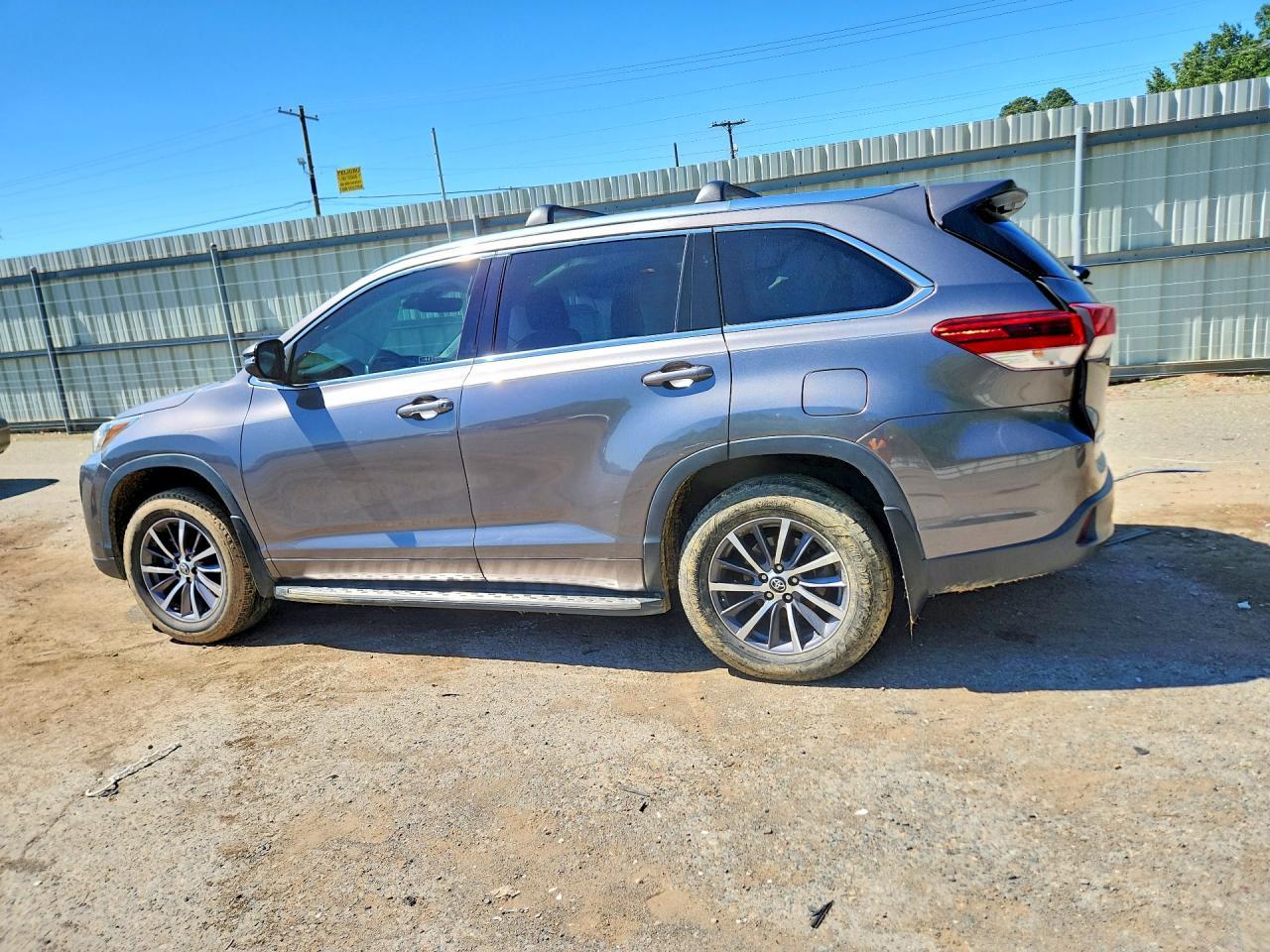 2017 Toyota Highlander Xle - Image 2