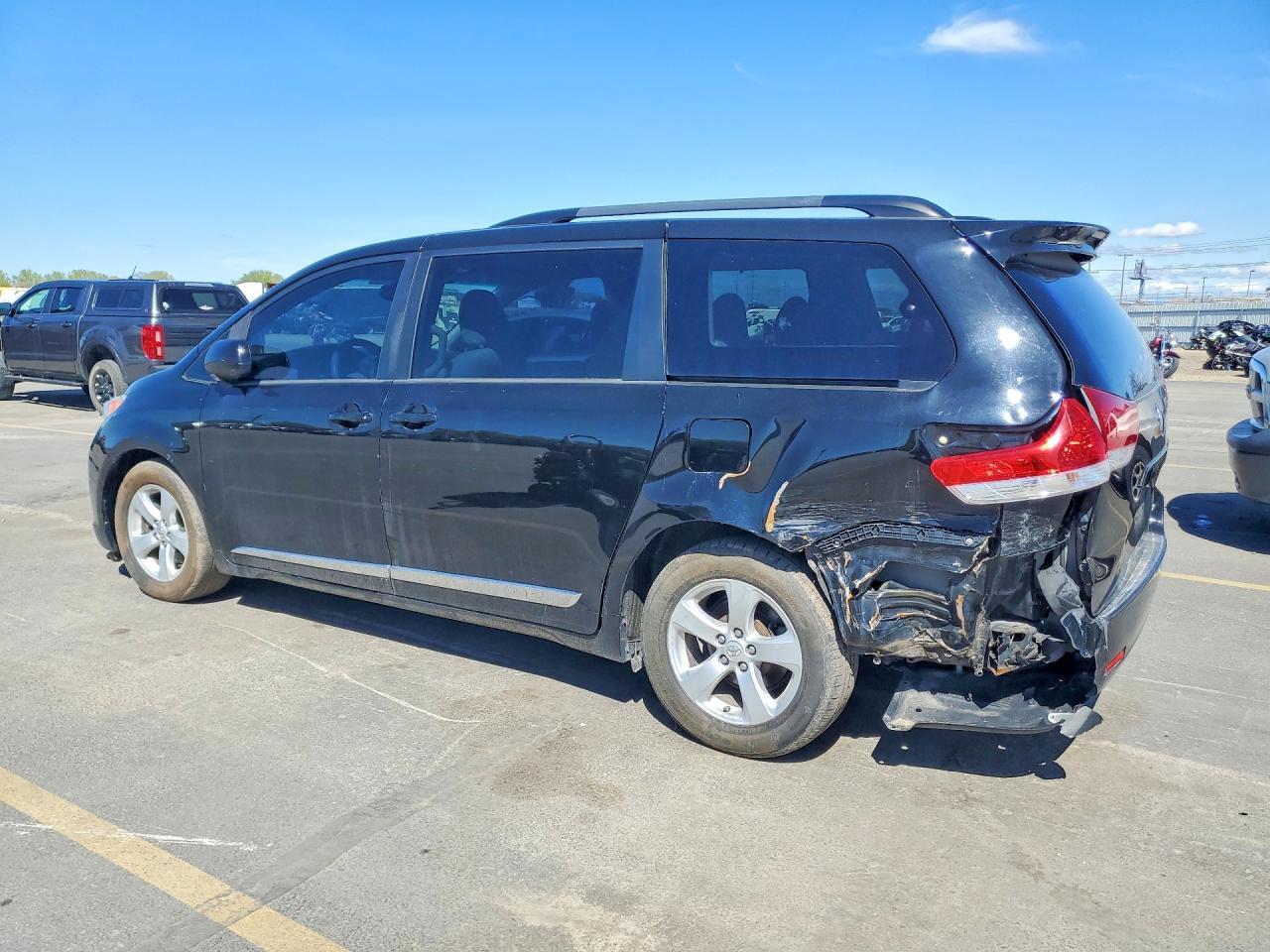 2013 Toyota Sienna Le 8-Passenger - Фото 2