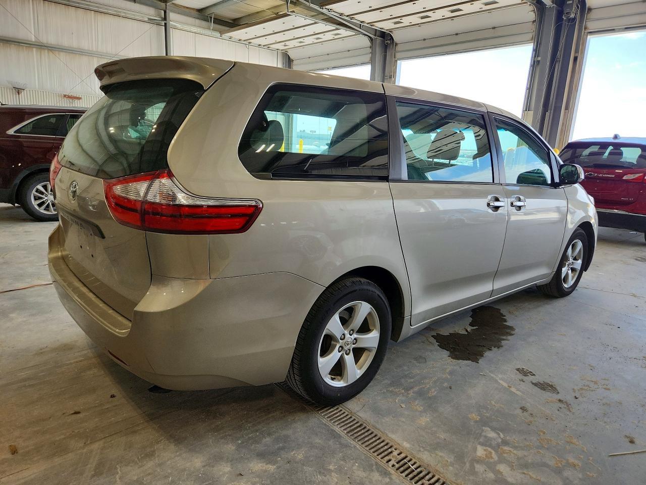 2015 Toyota Sienna L 7-Passenger - Фото 3