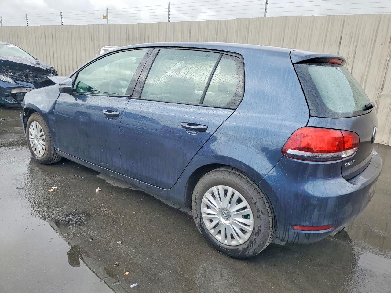 2013 Volkswagen Golf - Image 2
