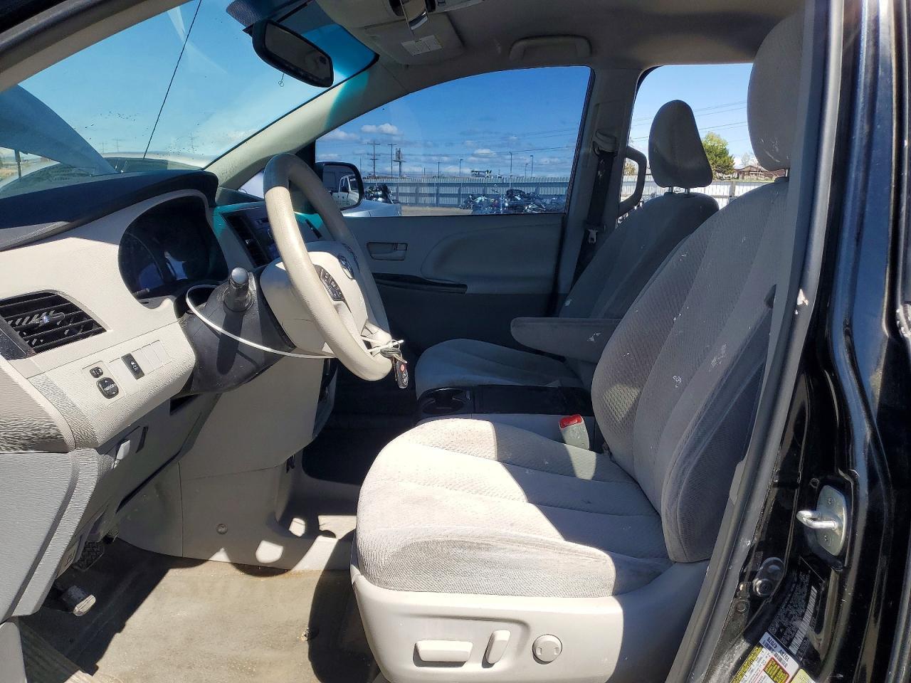 2013 Toyota Sienna Le 8-Passenger - Фото 7
