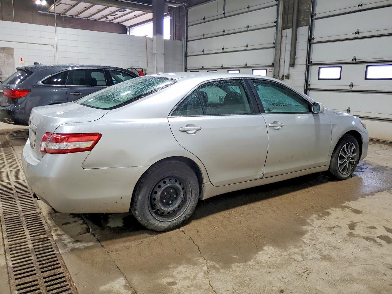 2011 Toyota Camry Le - Фото 3