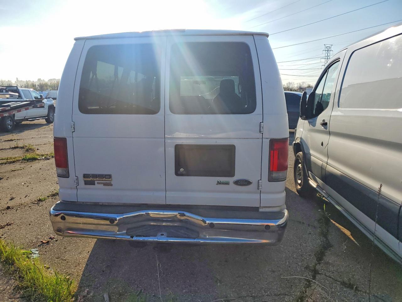 2010 Ford Econoline E350 Super Duty Wagon - Фото 6