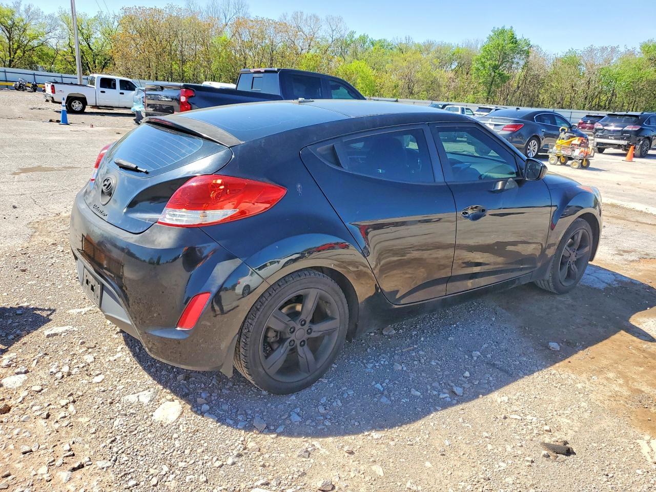 2015 Hyundai Veloster Base - Image 3