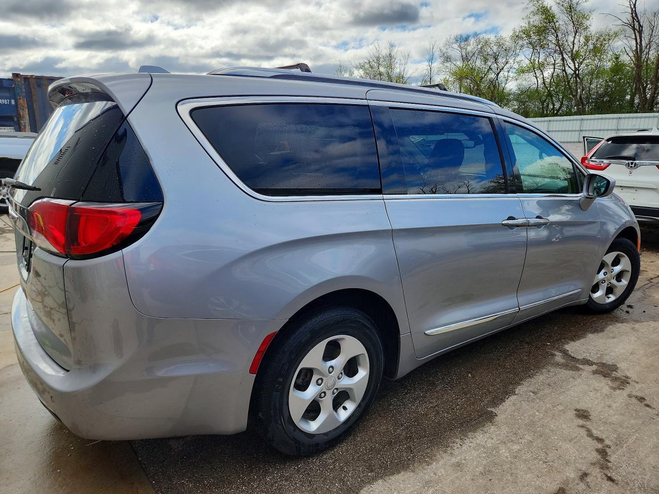 2017 Chrysler Pacifica Touring L Plus - Фото 3