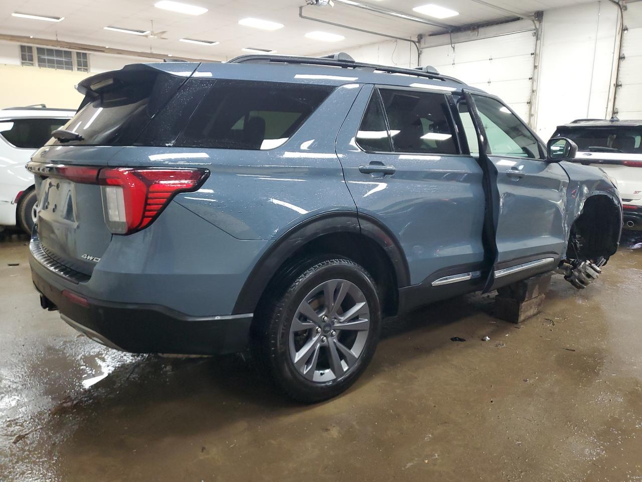 2025 Ford Explorer Active - Image 3