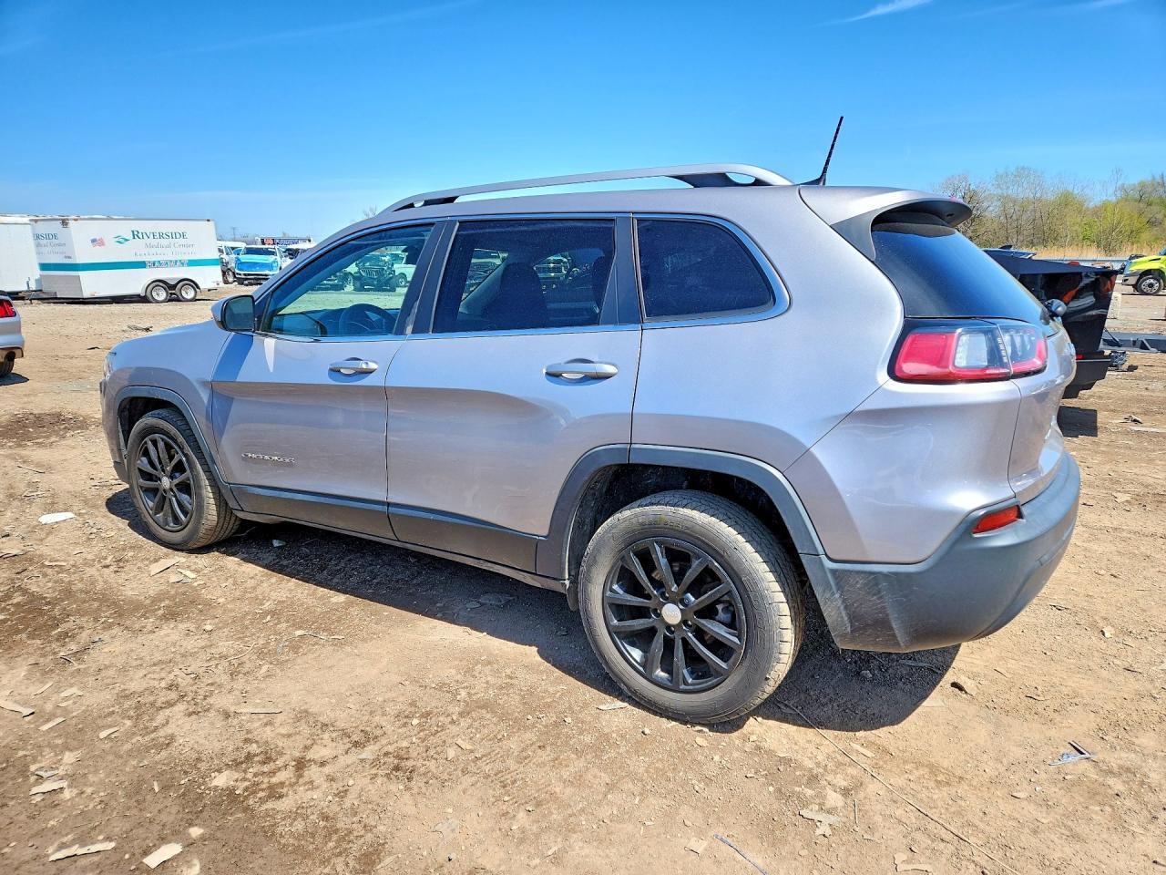 2019 Jeep Cherokee Latitude - Image 2