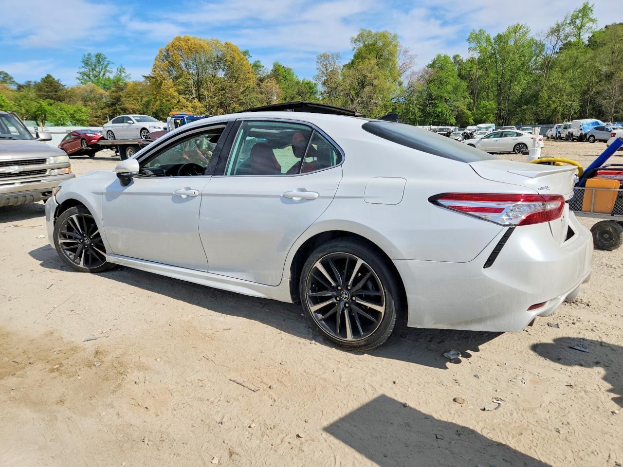 2020 Toyota Camry Xse - Фото 2