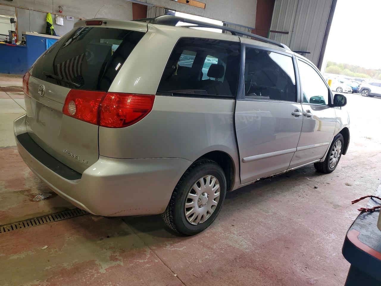 2008 Toyota Sienna Le 8-Passenger - Фото 3