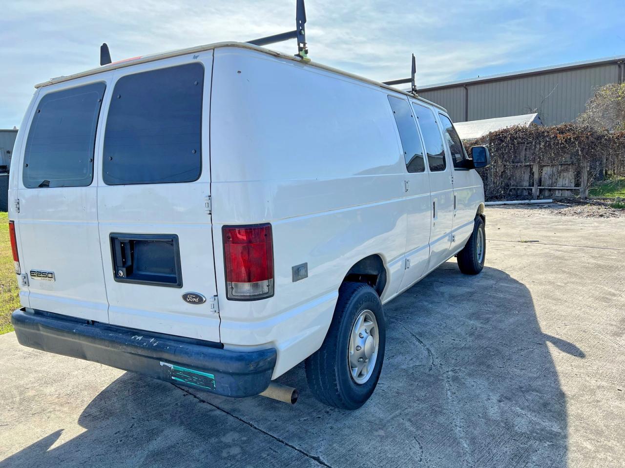 2010 Ford Econoline E250 Van - Фото 4