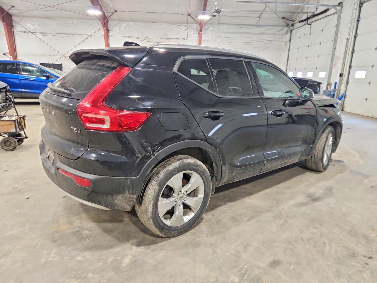 2020 Volvo Xc40 T5 Momentum - Фото 3