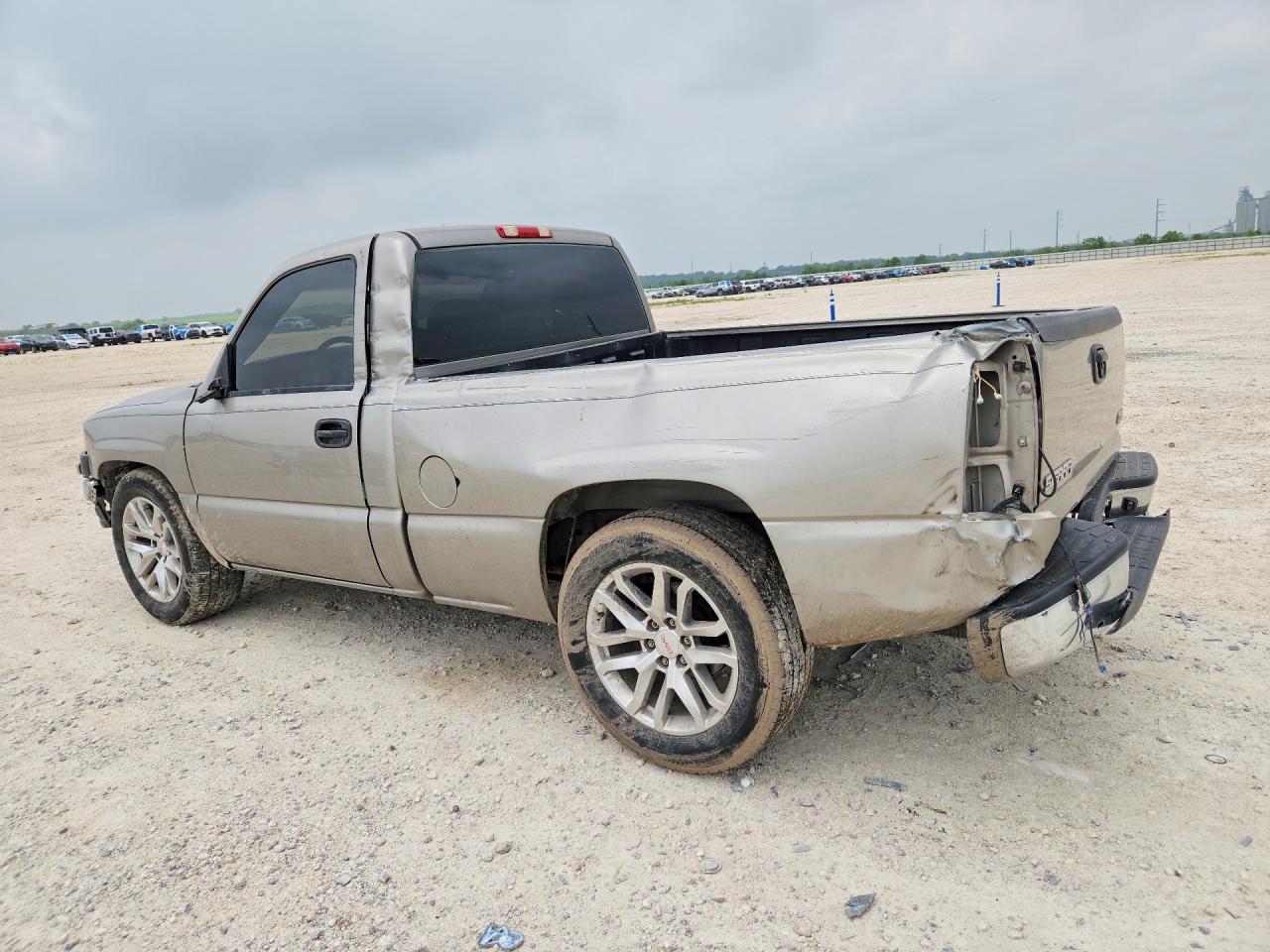 2003 GMC New Sierra C1500 - Фото 2