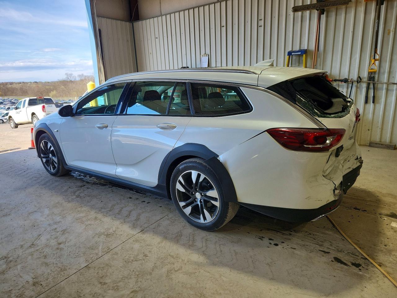 2019 Buick Regal Tourx Preferred - Фото 2