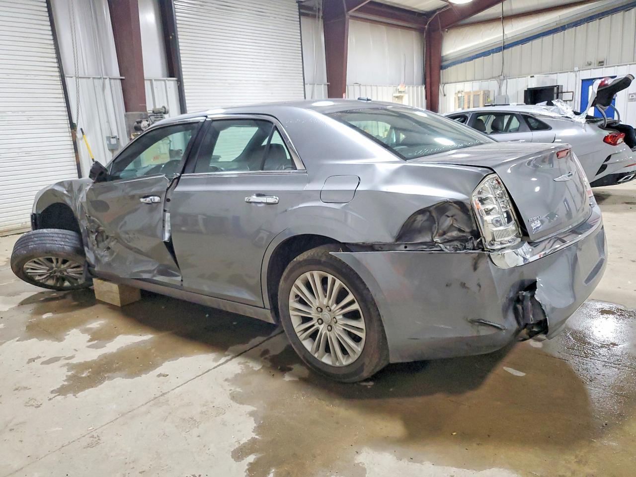 2011 Chrysler 300C - Фото 2