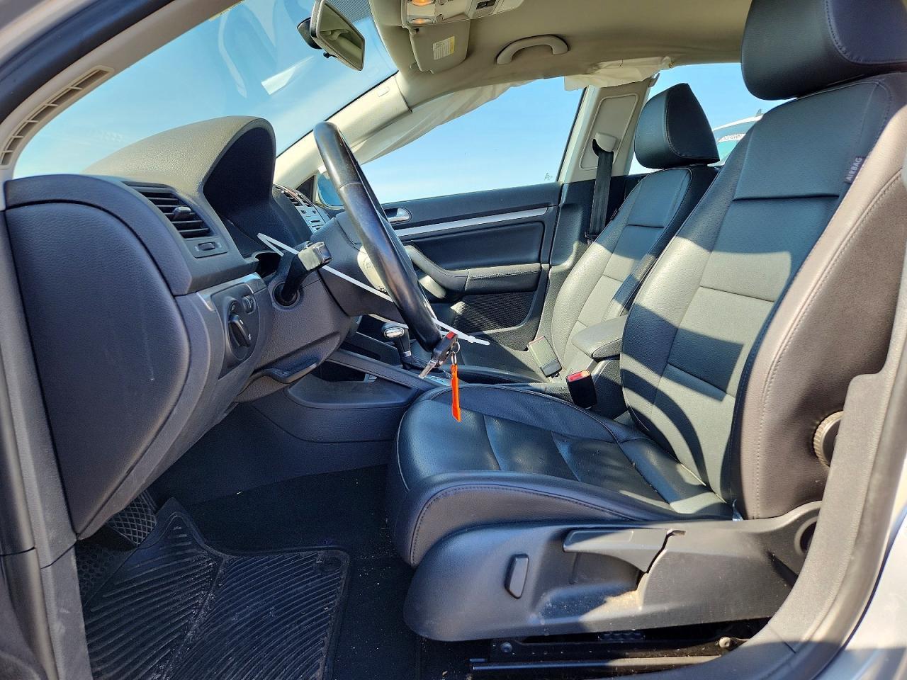 2010 Volkswagen Jetta Limited - Image 7