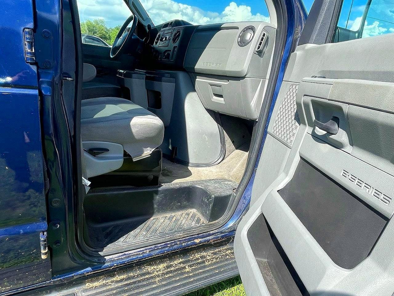 2011 Ford Econoline E350 Super Duty Wagon - Фото 5