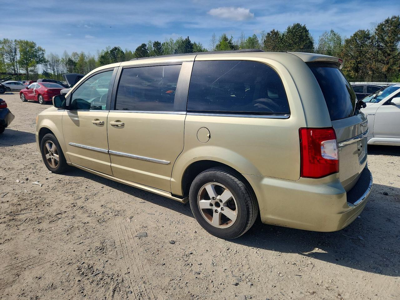2011 Chrysler Town & Country Touring - Image 2
