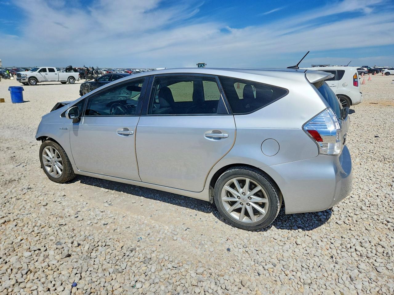 2014 Toyota Prius V Five - Фото 2