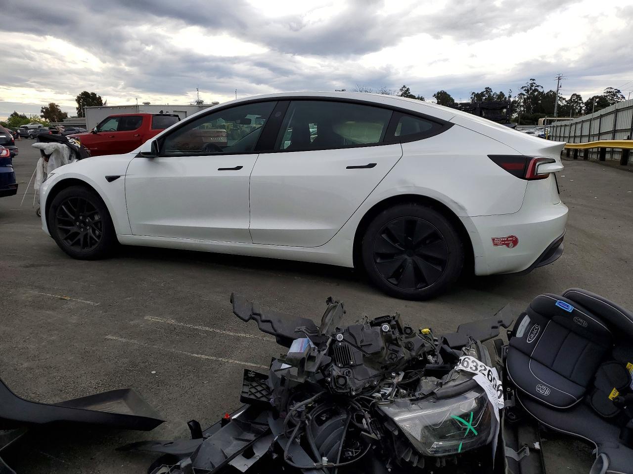 2024 Tesla Model 3 - Фото 2