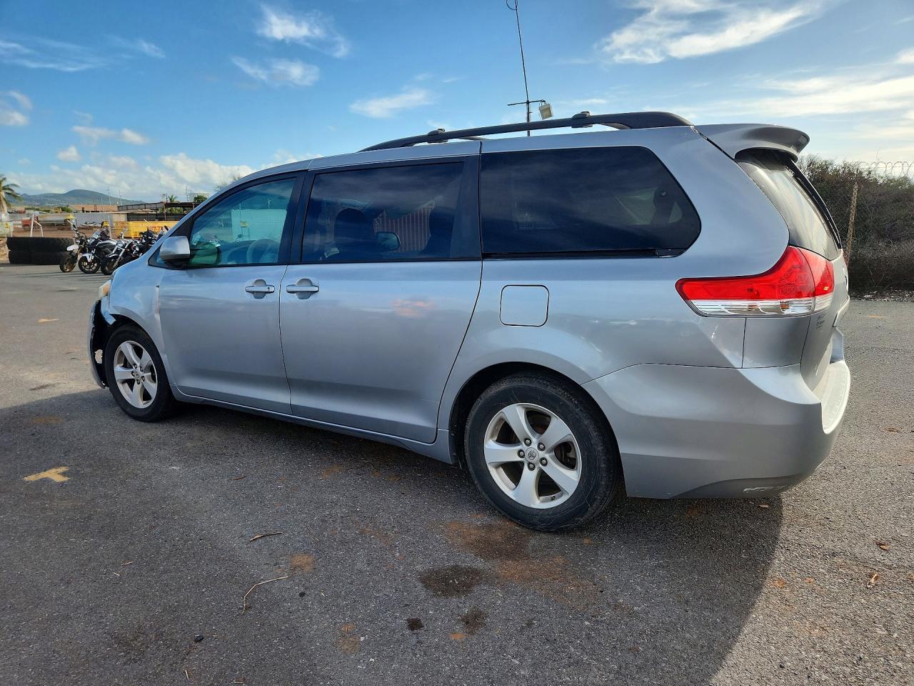 2012 Toyota Sienna Le 8-Passenger - Фото 2