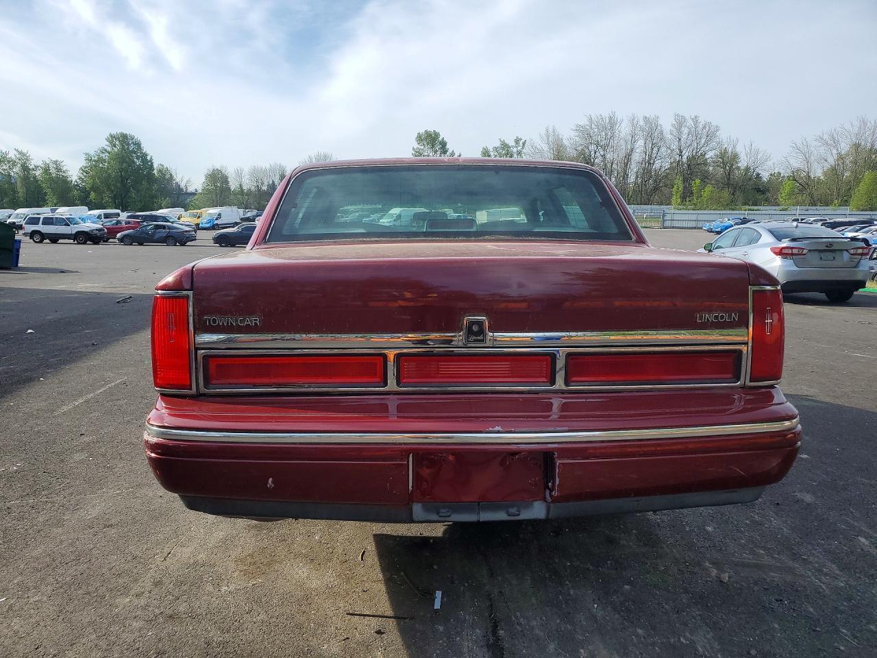 1997 Lincoln Town Car Executive - Image 6