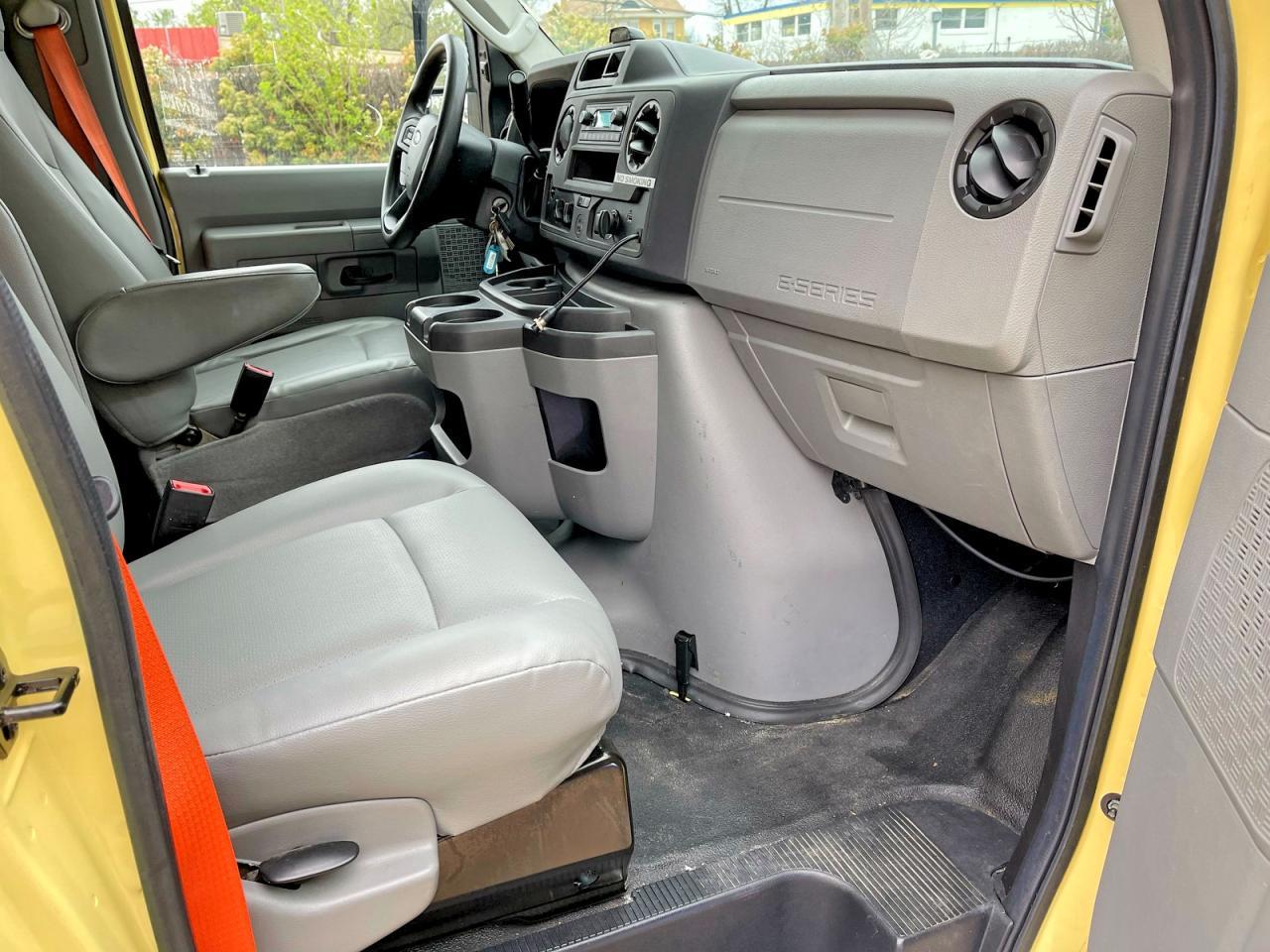 2021 Ford Econoline E450 Super Duty Cutaway Van - Фото 5