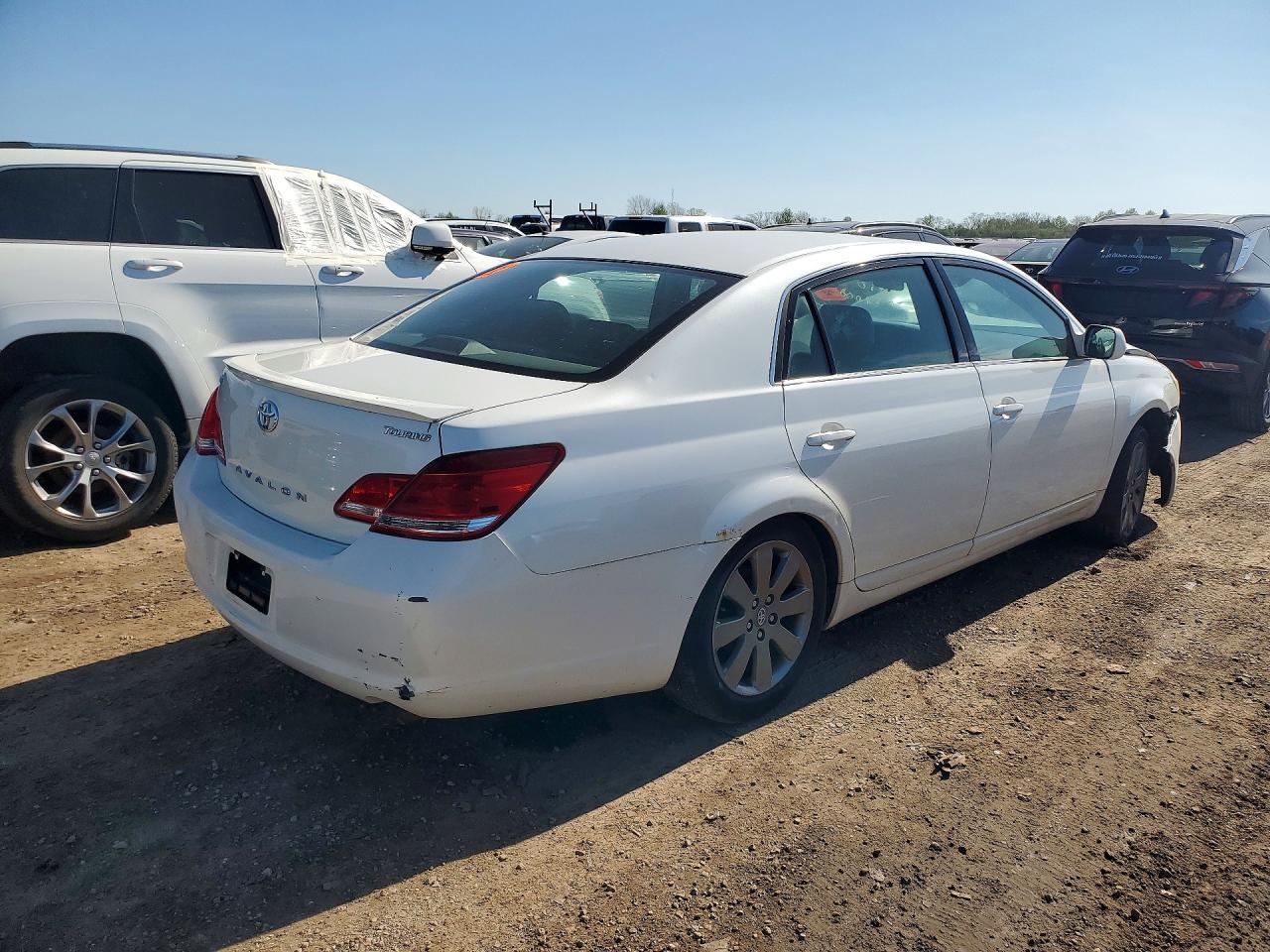 2005 Toyota Avalon Touring - Image 3