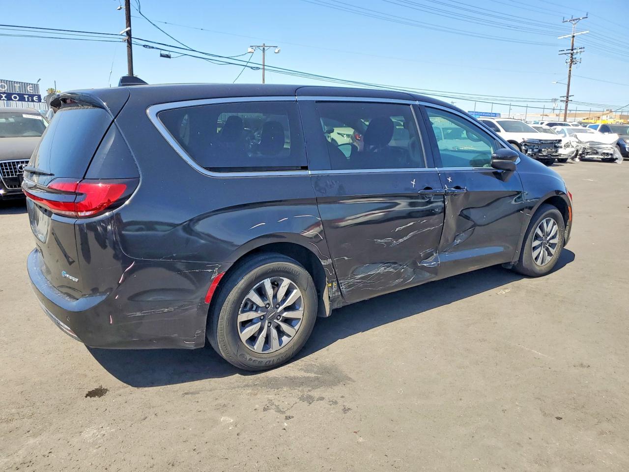 2023 Chrysler Pacifica Hybrid Touring L - Фото 3