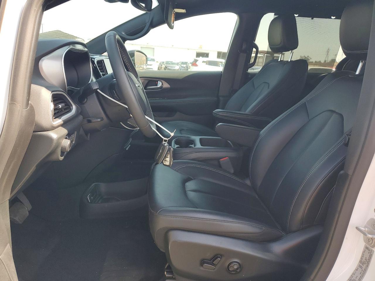 2025 Chrysler Voyager Lx - Фото 7