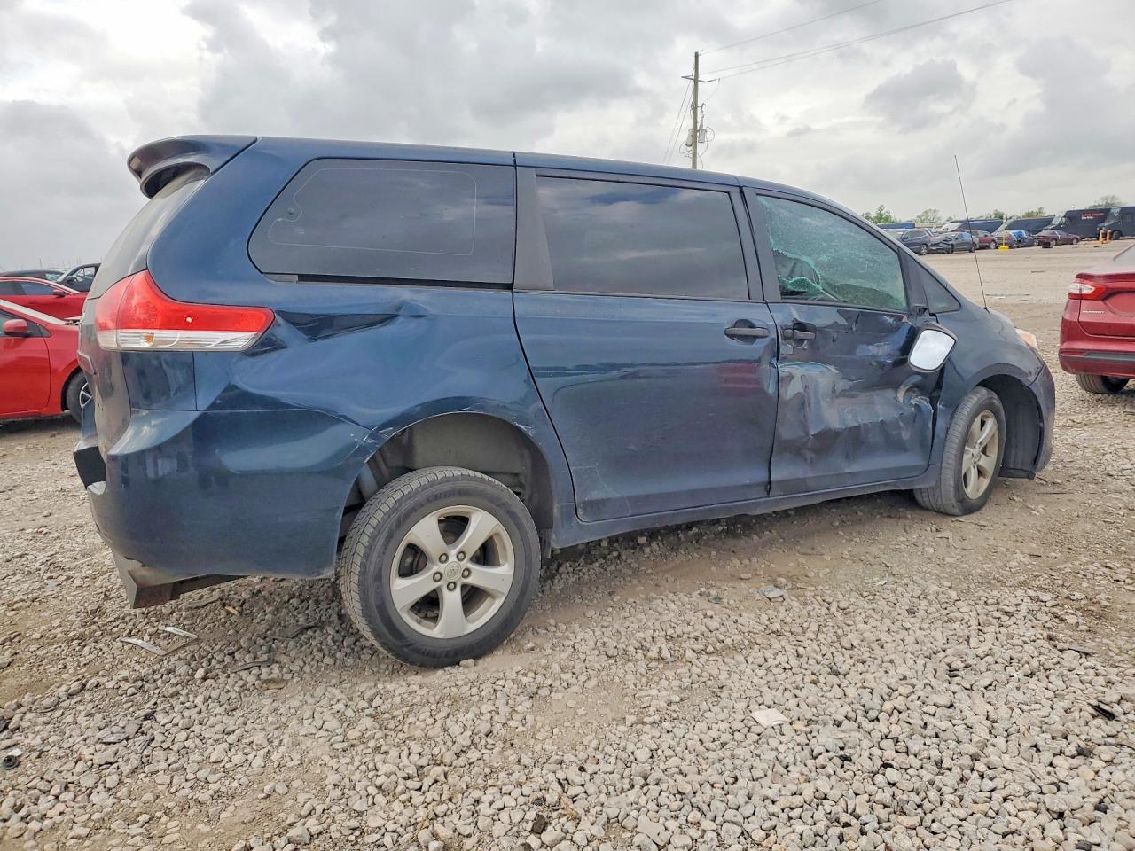2011 Toyota Sienna Base 7-Passenger - Image 3