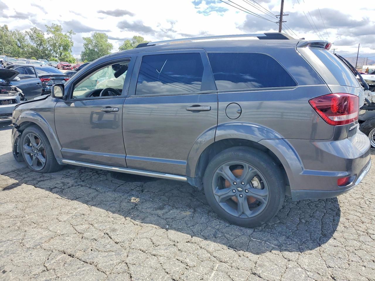 2019 Dodge Journey Crossroad - Image 2