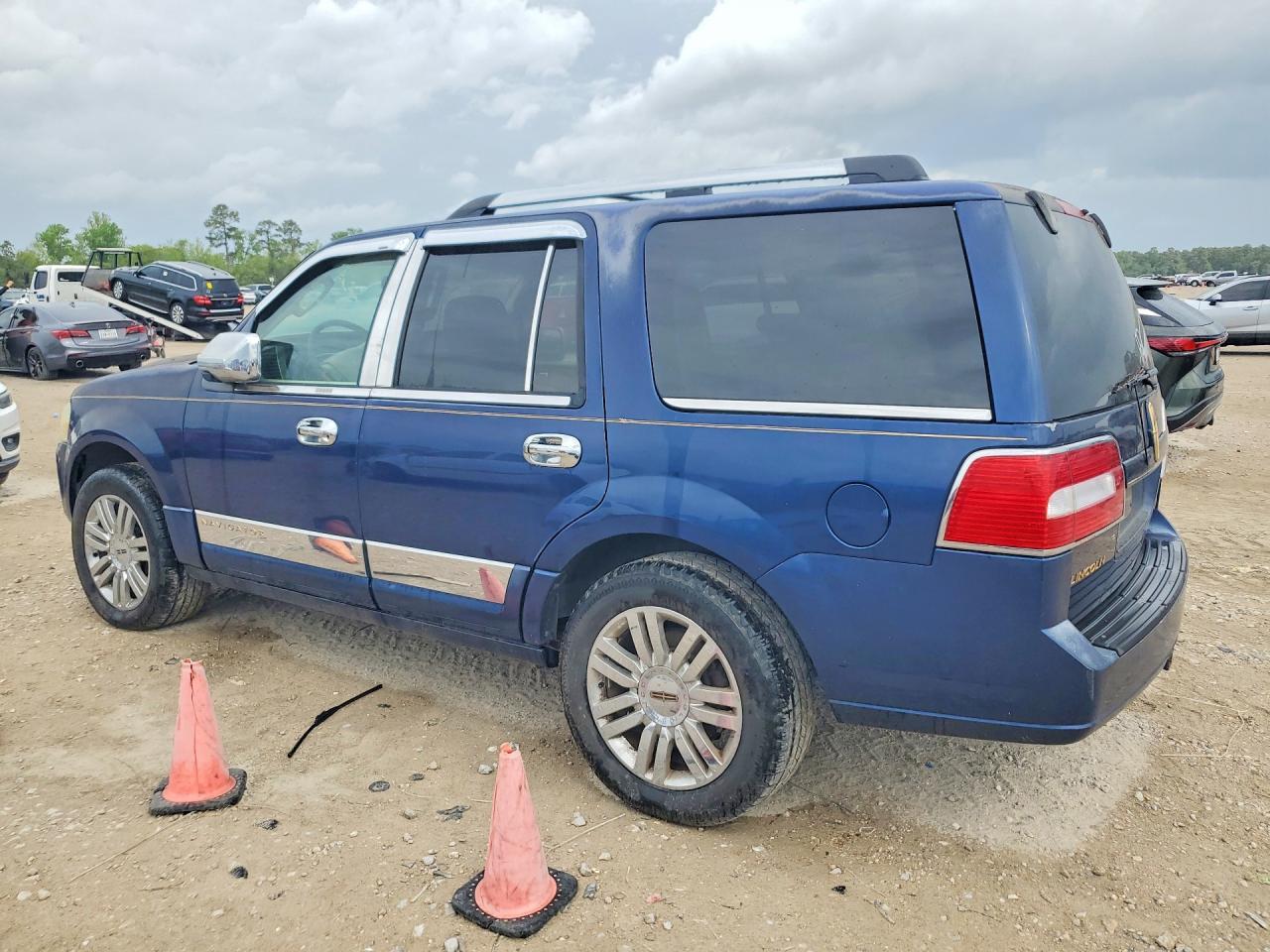 2007 Lincoln Navigator - Image 2