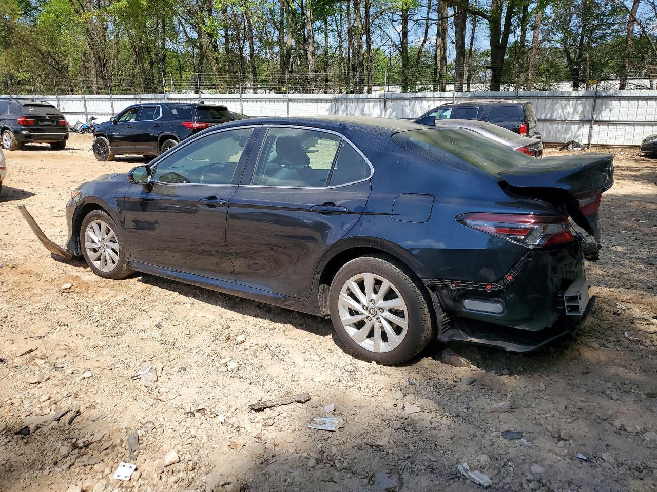 2021 Toyota Camry Le - Фото 2