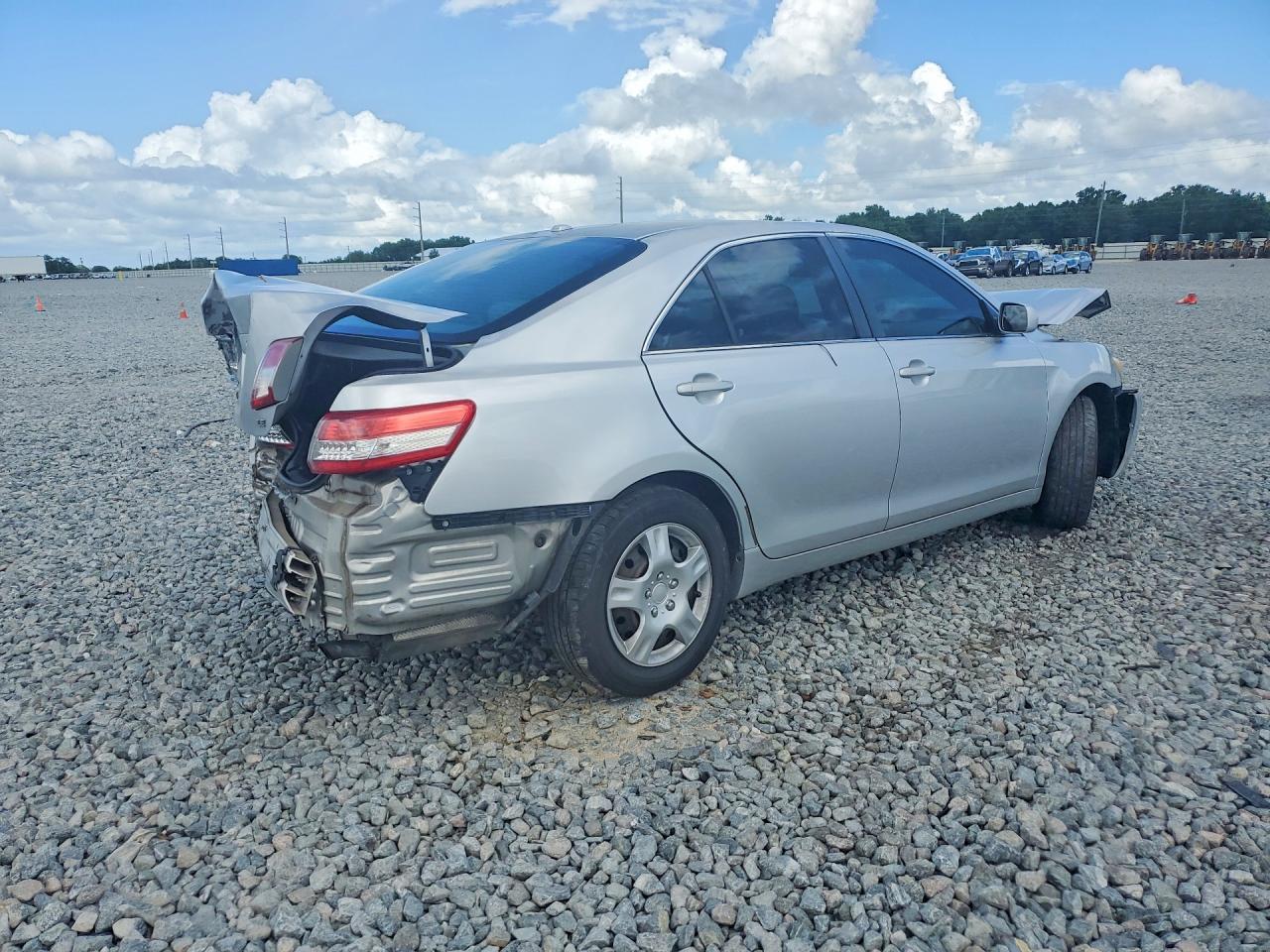2011 Toyota Camry Le - Фото 3
