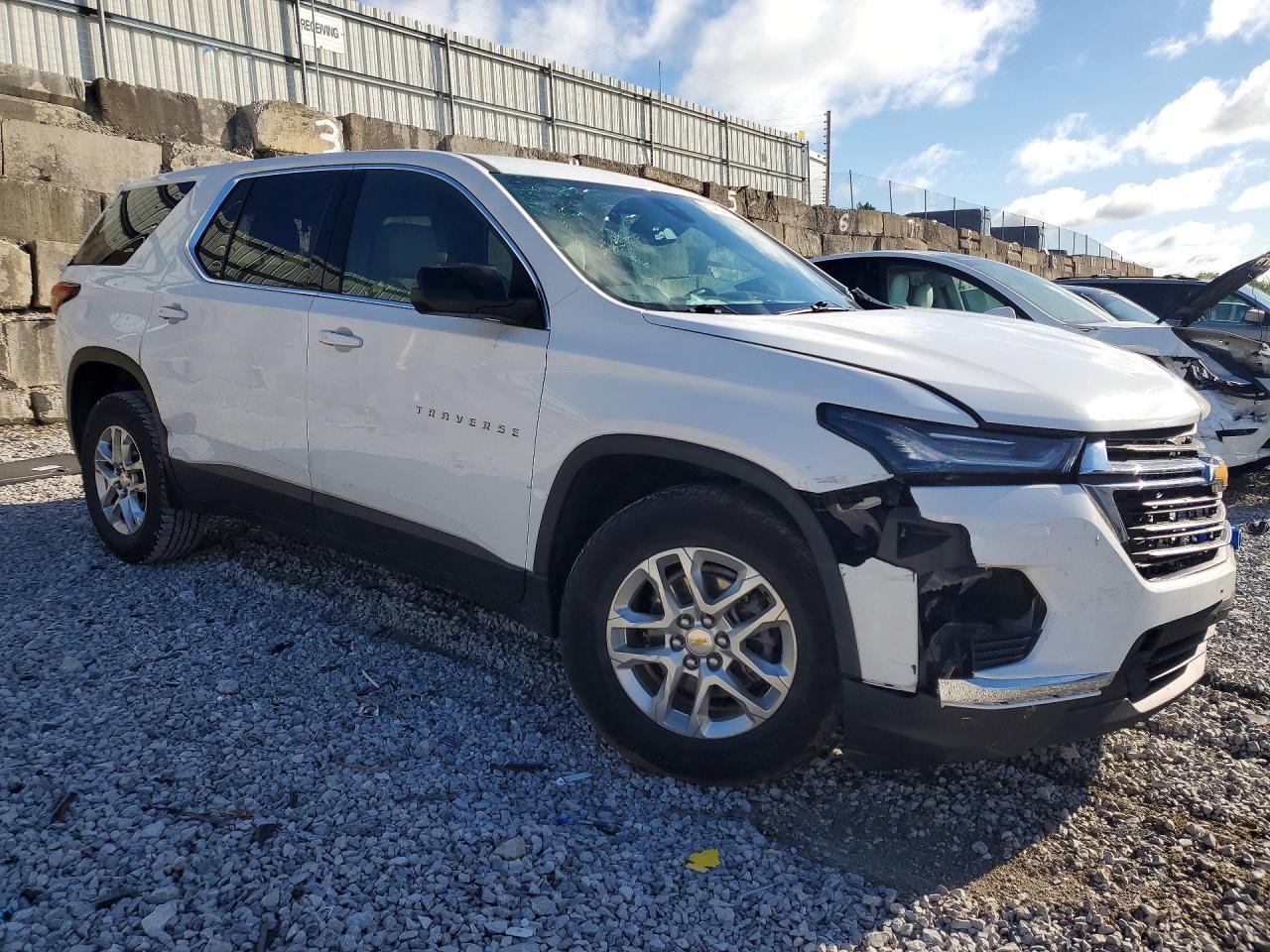 2022 Chevrolet Traverse Ls - Фото 4