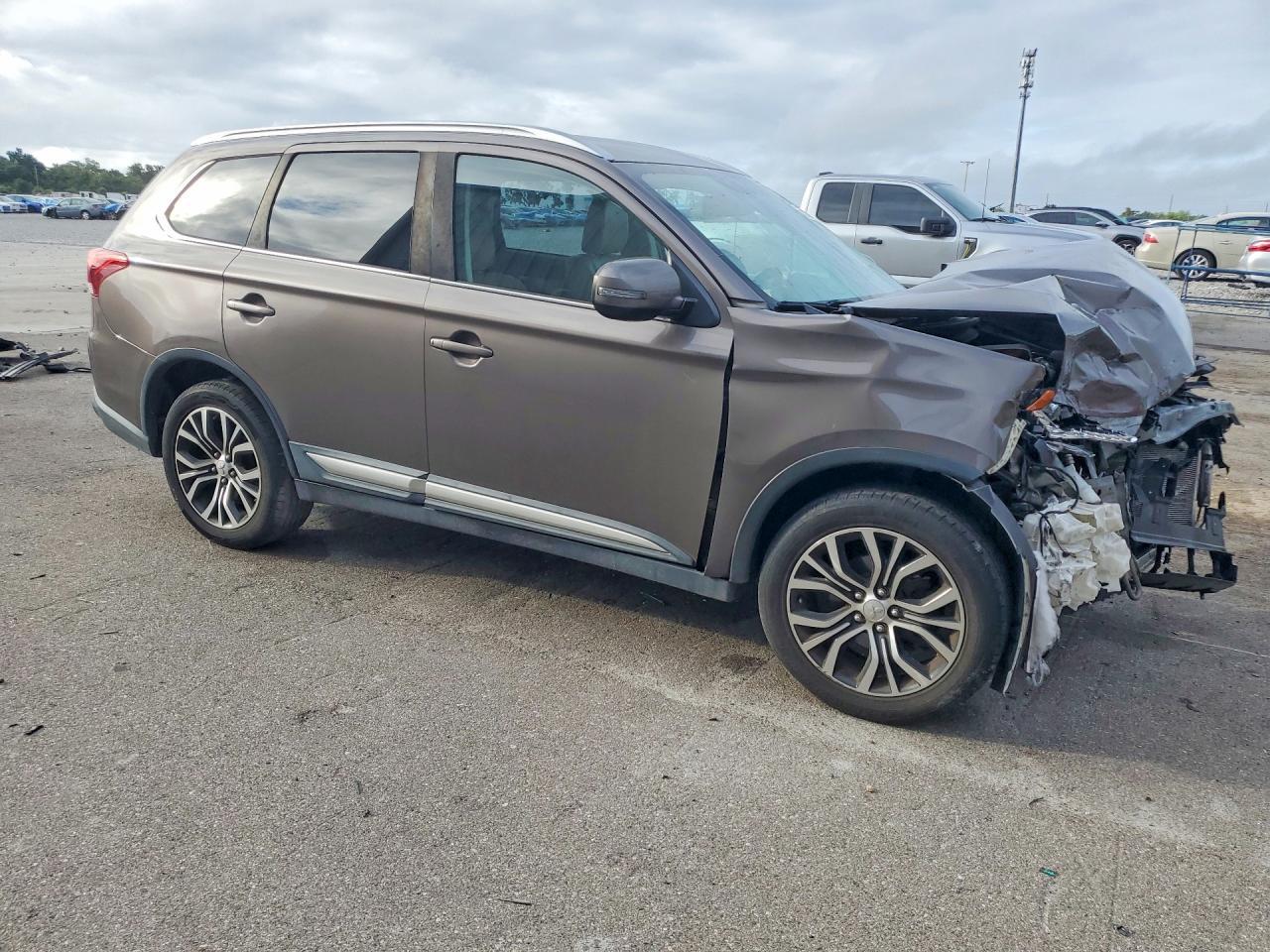2017 Mitsubishi Outlander Se - Image 4
