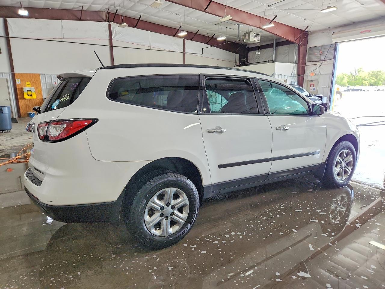 2016 Chevrolet Traverse Ls - Фото 3