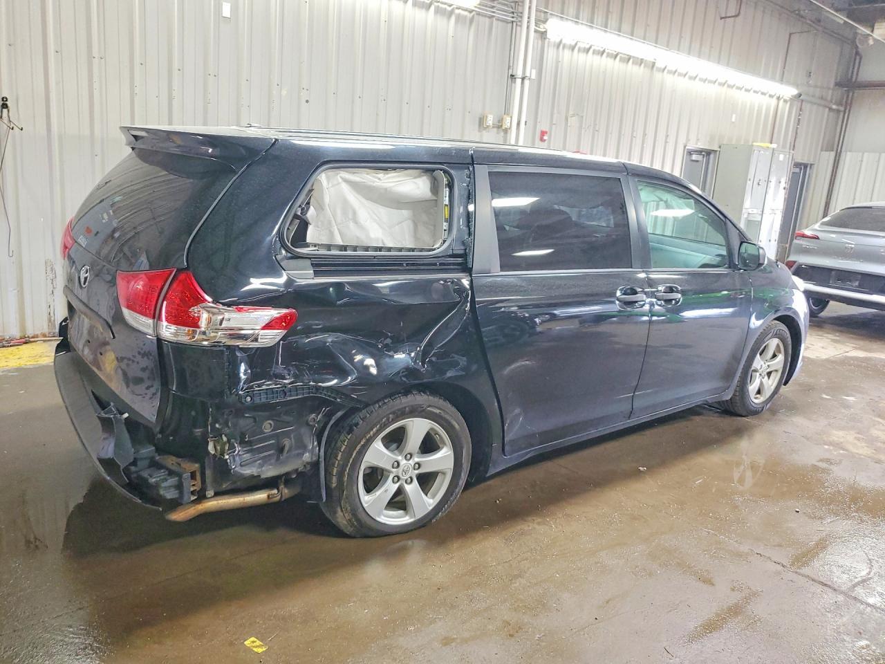 2013 Toyota Sienna L 7-Passenger - Фото 3