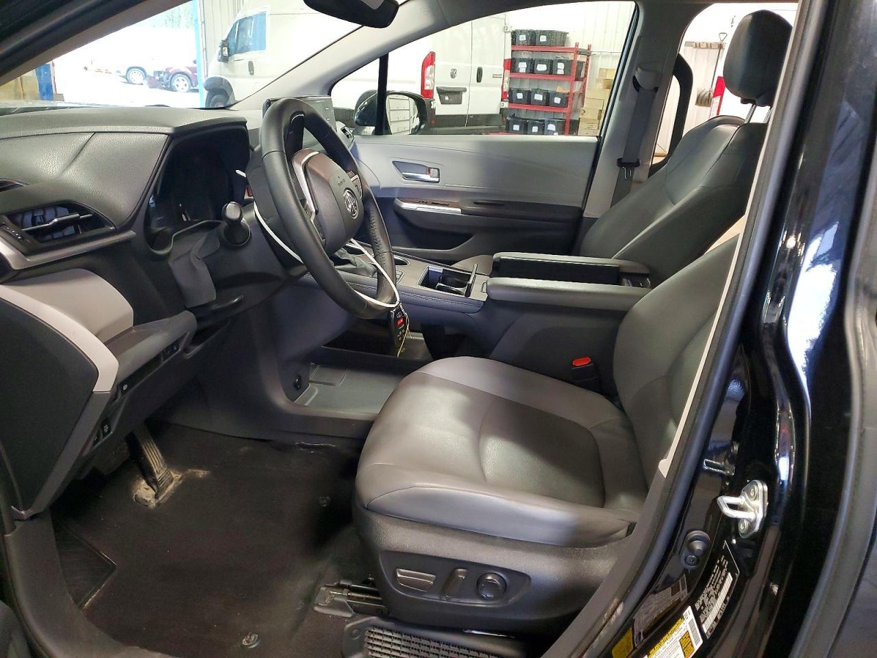 2022 Toyota Sienna Xle - Image 7