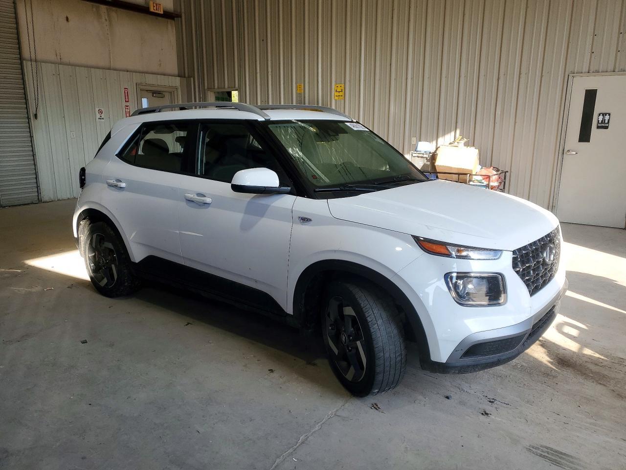 2022 Hyundai Venue Sel - Image 4