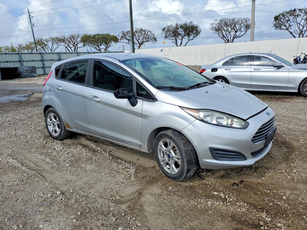 2015 Ford Fiesta Se - Фото 4