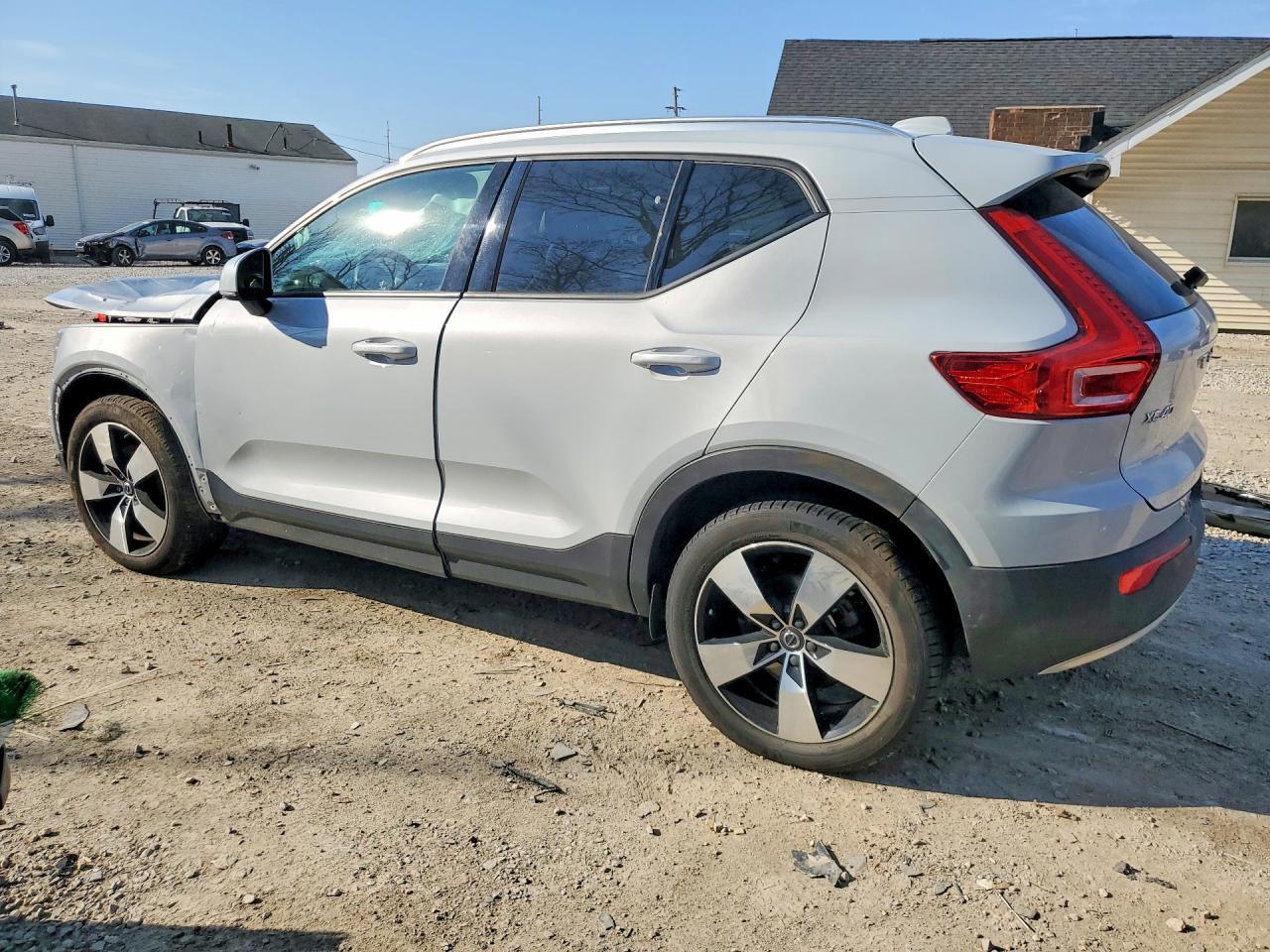 2020 Volvo Xc40 T5 Momentum - Image 2