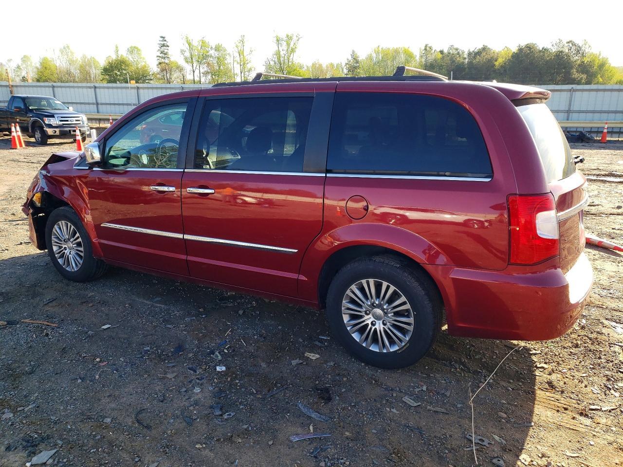 2014 Chrysler Town & Country Touring L - Фото 2