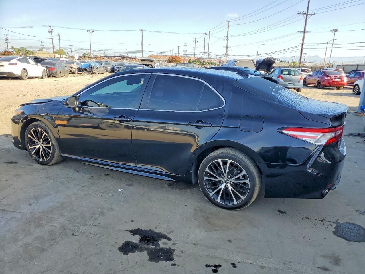 2020 Toyota Camry Se - Фото 2