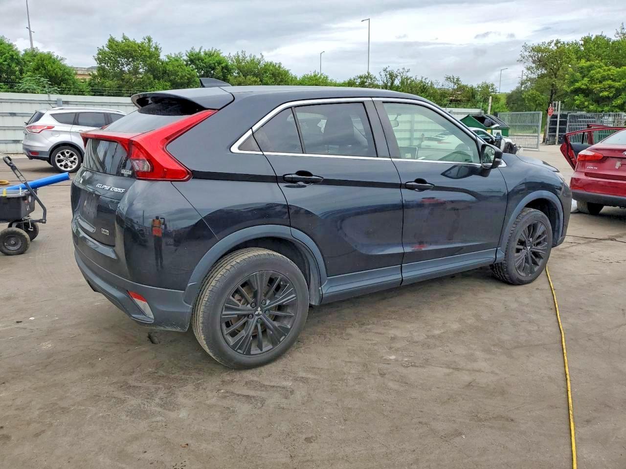 2018 Mitsubishi Eclipse Cross Le - Image 3