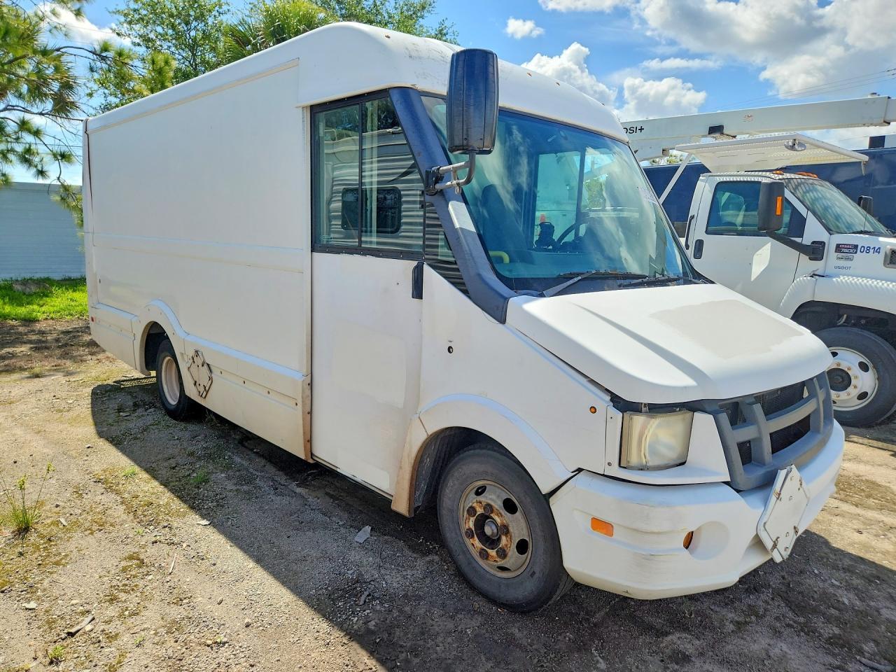 2013 Isuzu Npr Delivery Truck - Image 4